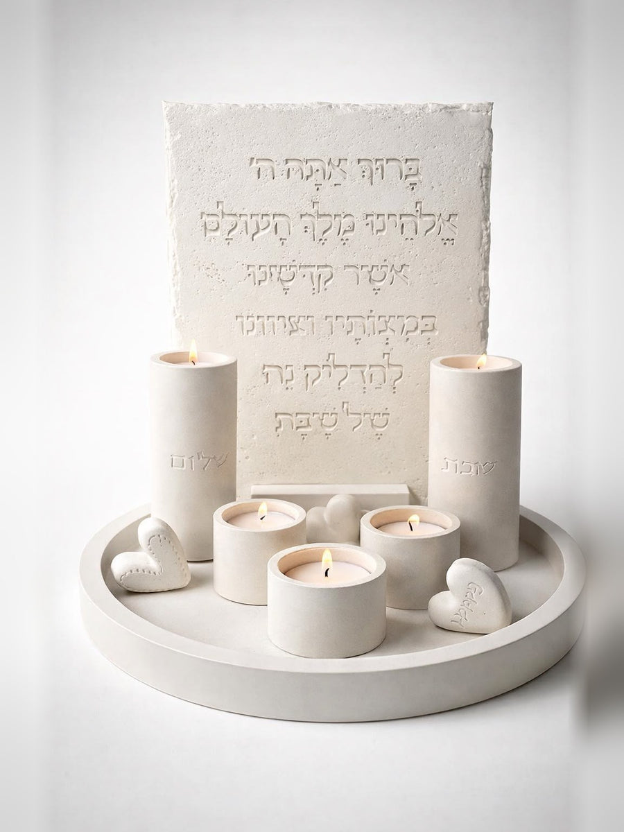 סט הדלקת נרות שבת מבטון עם ברכה מלבנית, פמוטי שלום ושבת, שלושה פמוטים נמוכים ולבבות על מגש עגול