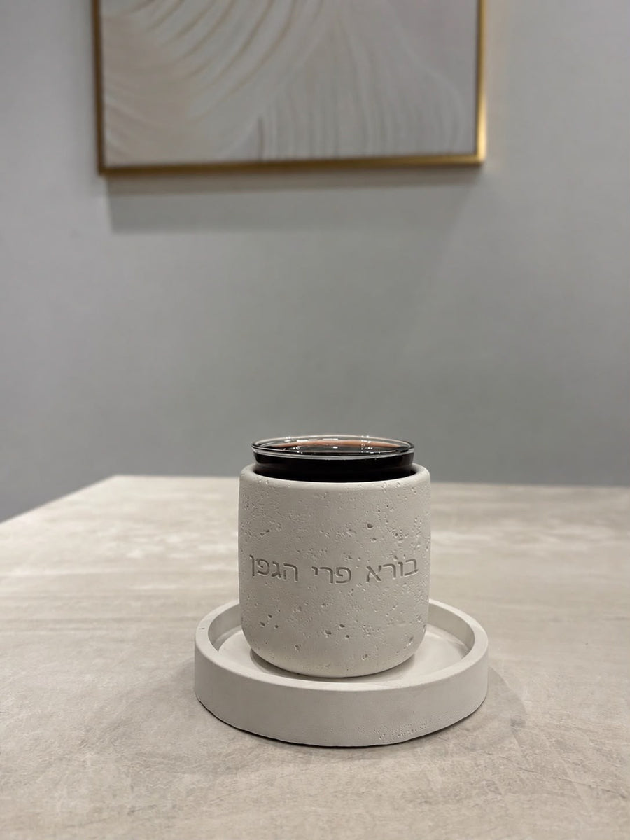 כוס קידוש מבטון חרוטה בורא פרי הגפן על צלחת תואמת