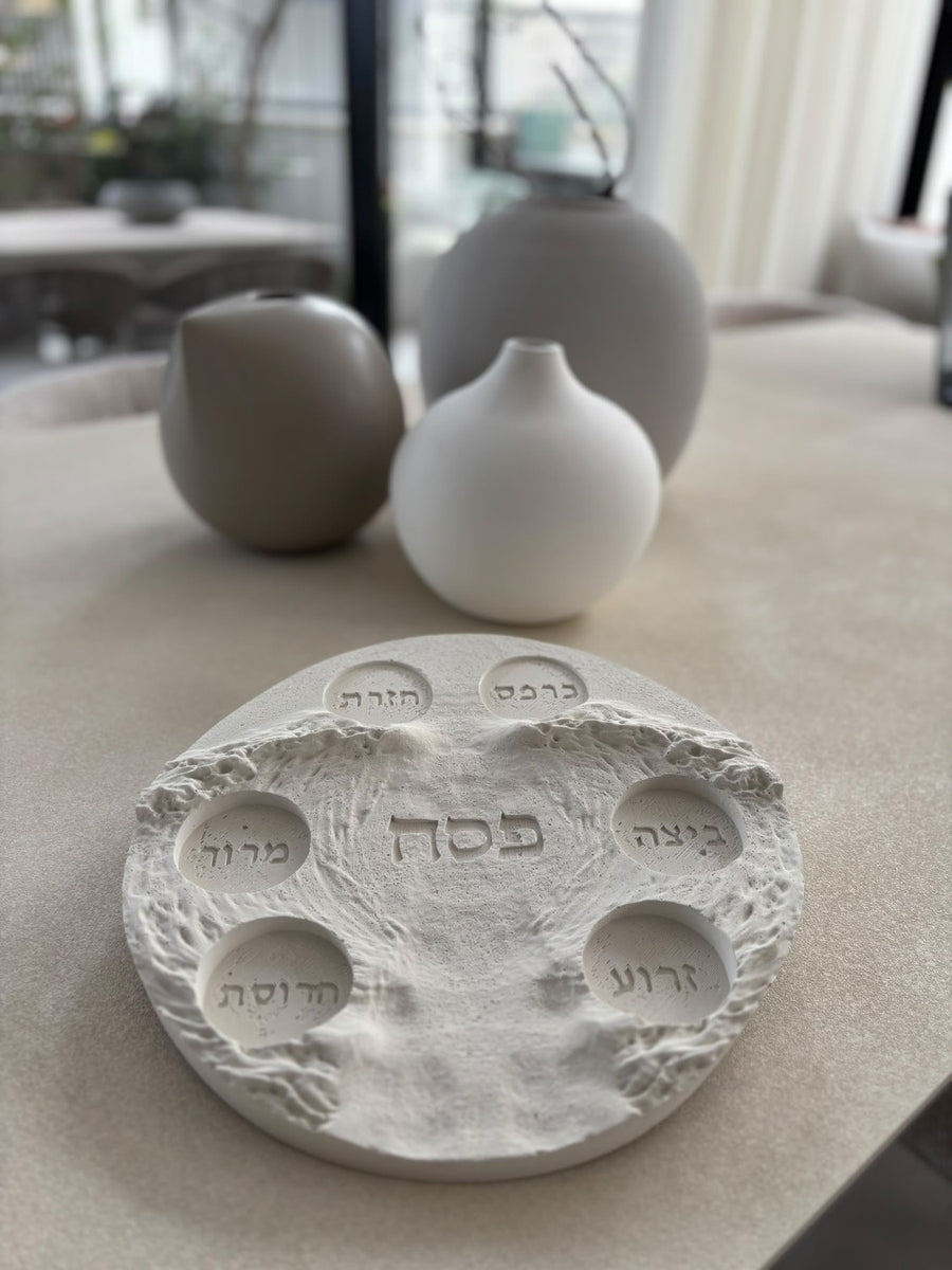 קערת ליל הסדר מבטון עם שוליים אורגניים ושישה מקומות חרוטים