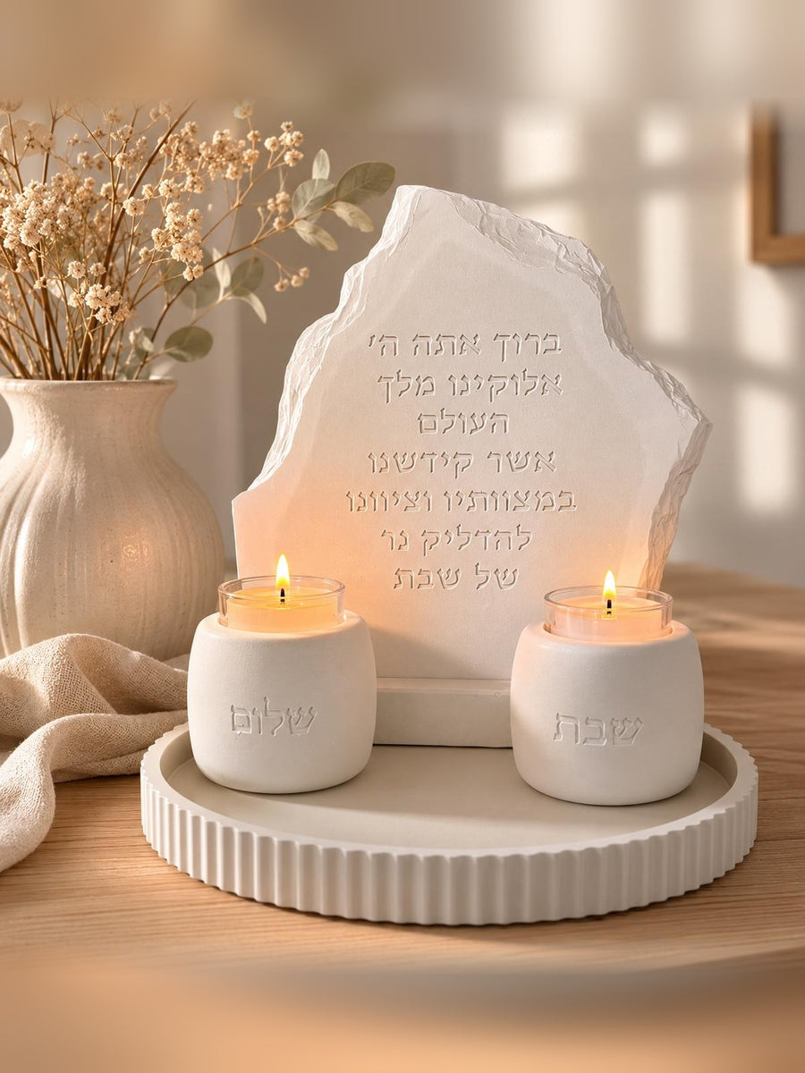 סט לשבת מבטון עם לוח ברכה ושני פמוטים מעוגלים על מגש עגול מחורץ