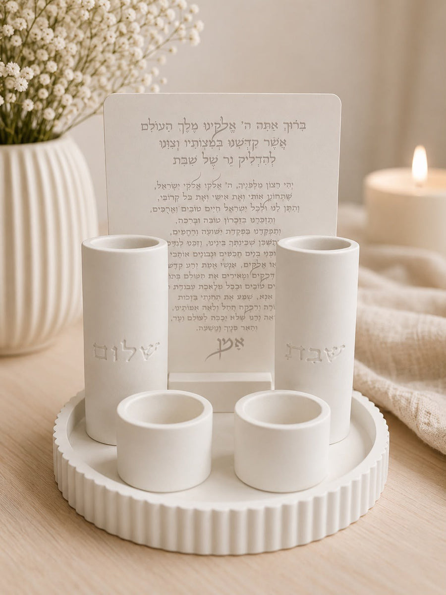 סט הדלקת נרות שבת מבטון עם לוח ברכה מלאה ושני פמוטים על מגש עגול