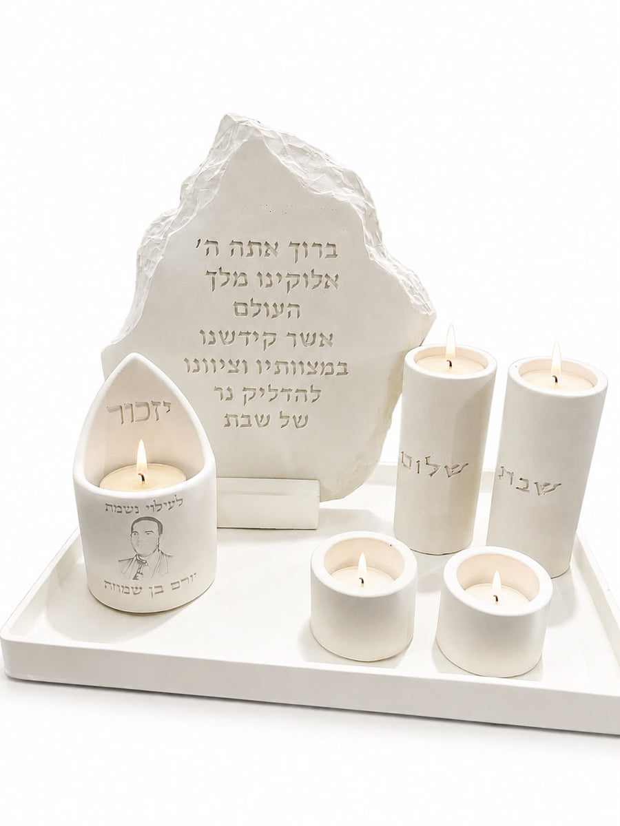 סט שבת גדול מבטון עם לוח ברכה, נר יזכור וארבעה פמוטים על מגש מלבני