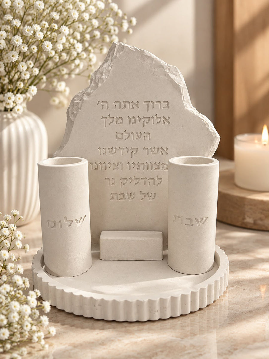 סט הדלקת נרות שבת מבטון עם לוח ברכה ושני פמוטים גבוהים מעוגלים על מגש עגול מחורץ