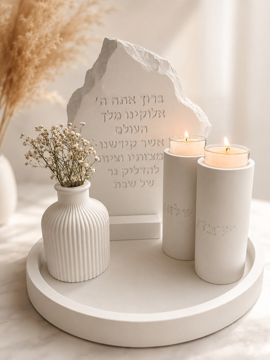 סט הדלקת נרות שבת מבטון עם לוח ברכה, שני פמוטים ואגרטל על מגש עגול