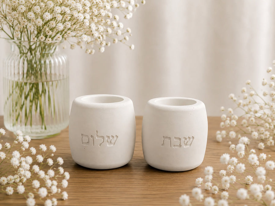 זוג פמוטים מעוגלים קטנים מבטון חרוטים שלום ושבת